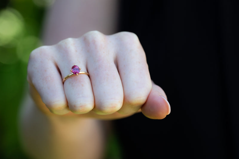 Solitaire Mahenge Red Pink Spinel Ring on fist