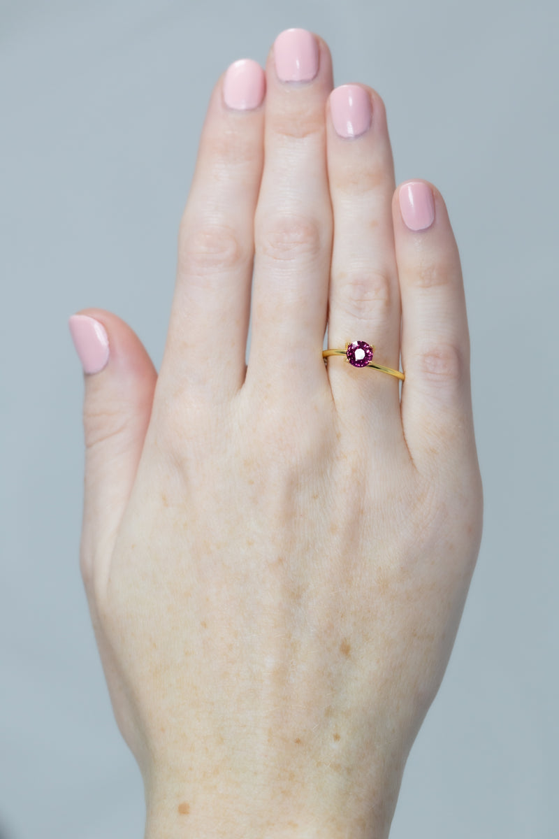 1.06Ct Vivid Hot Pink Mozambique Sapphire | Round Shape on ahnd