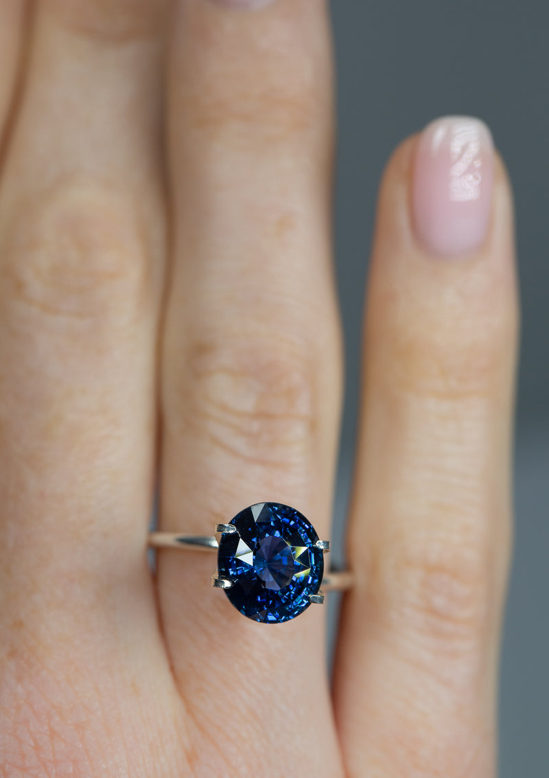 Beautiful, rare 4.63Ct Vivid Blue Sapphire | Oval Shape from Sri Lanka on ring finger