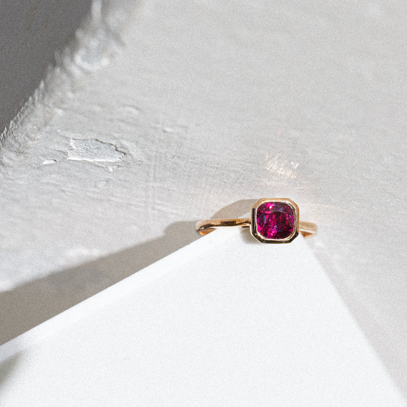 Kimberley | Purple Sunset - Solitaire Neon Purple Ceylon Sapphire Bezel Ring