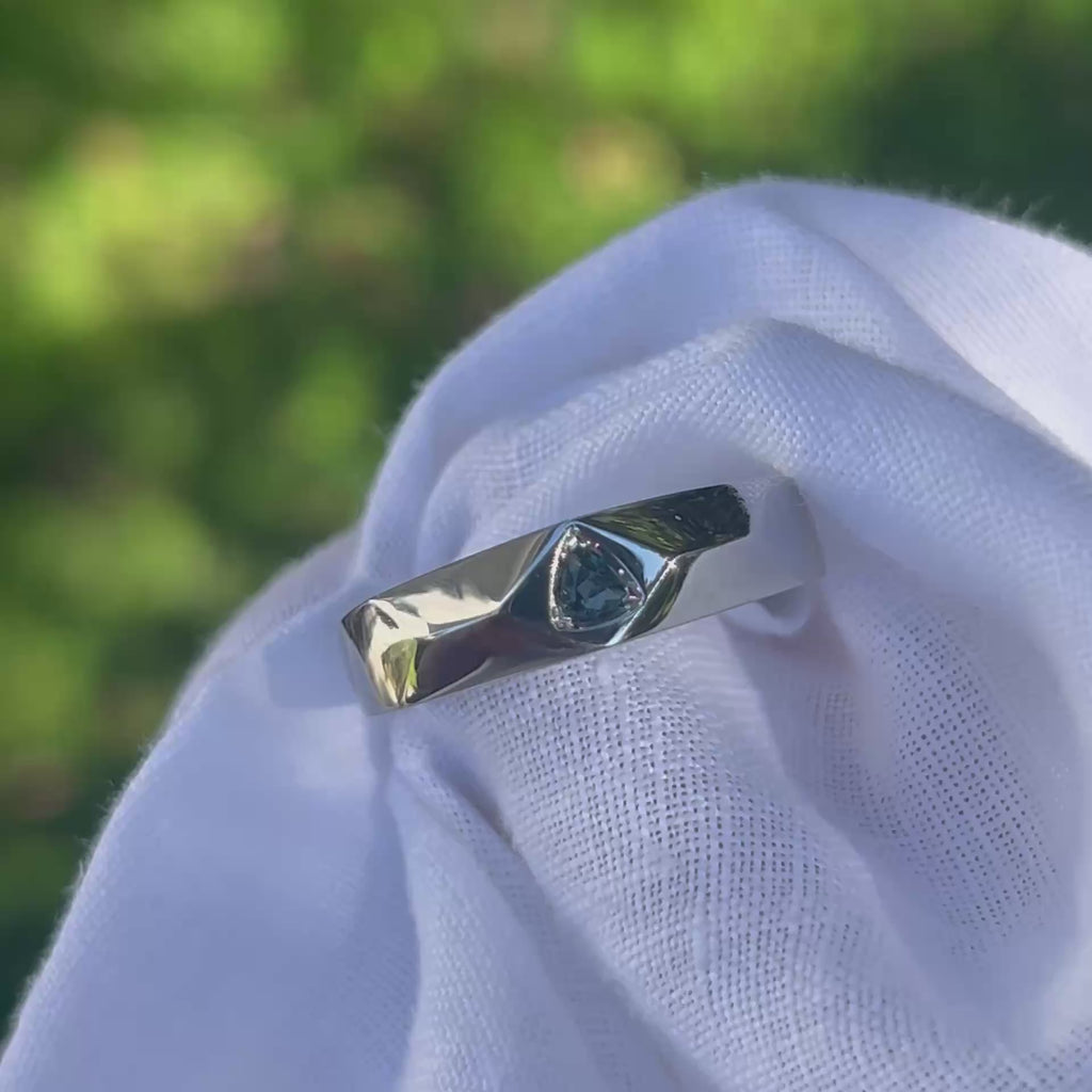 Daintree | "Urals II" | Natural Russian Alexandrite Art Deco Signet Ring daylight video
