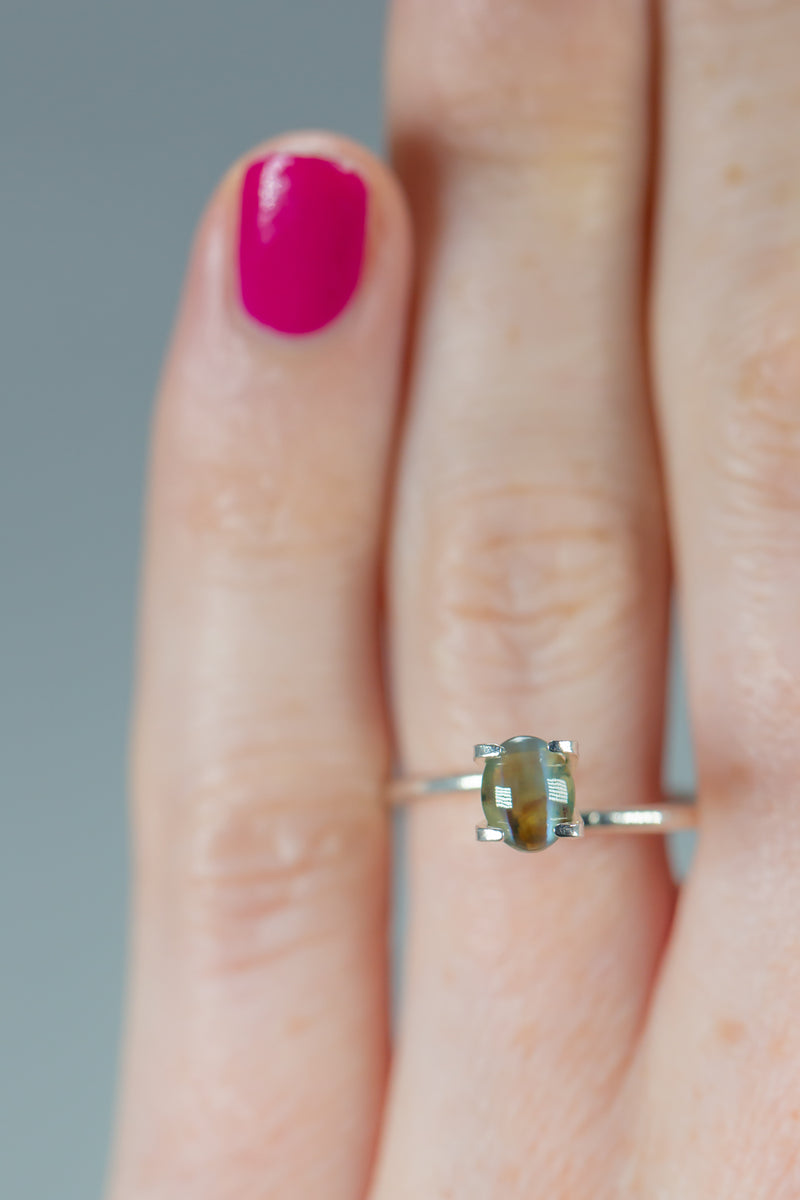 1.04Ct Green-Orange Red Cats Eye Ceylon Alexandrite | Oval Shape on ring finger