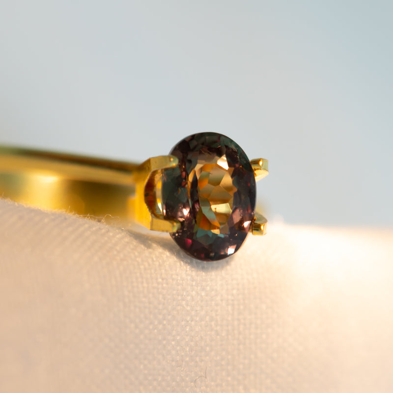 1.22Ct Green - Purple Red Alexandrite | Oval Shape incandescent light