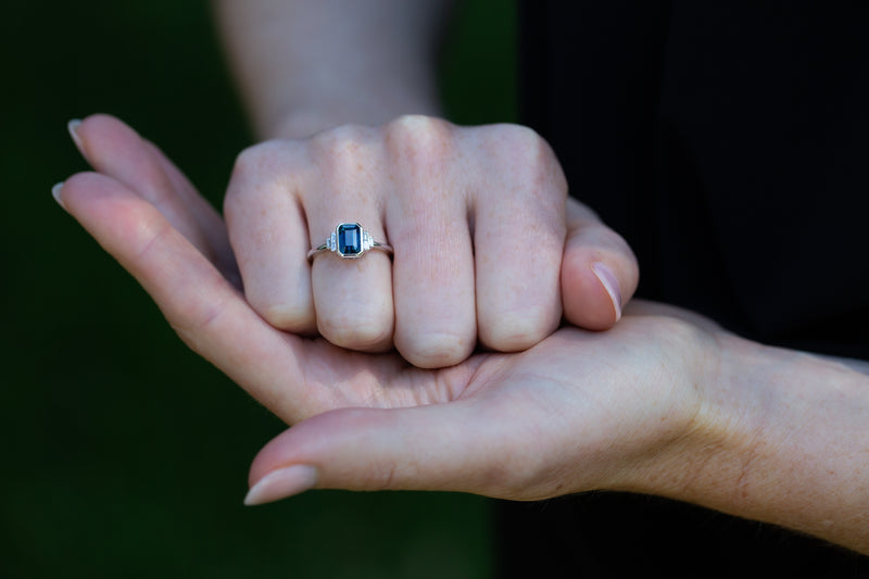 Diamond ring outlet with sapphire baguettes