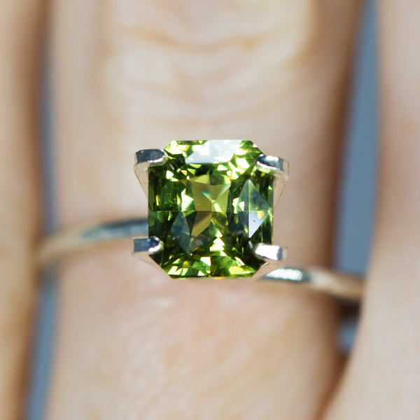 2.32Ct Autumn Leaf Green Ceylon Sapphire | Emerald Shape closeup