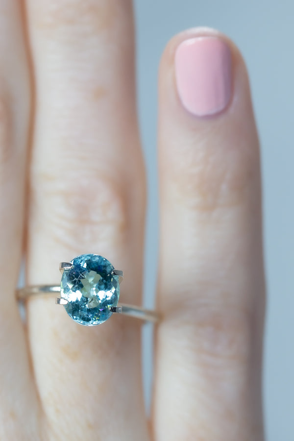 2.29Ct Neon Blue Paraiba Tourmaline | Oval Shape closeup