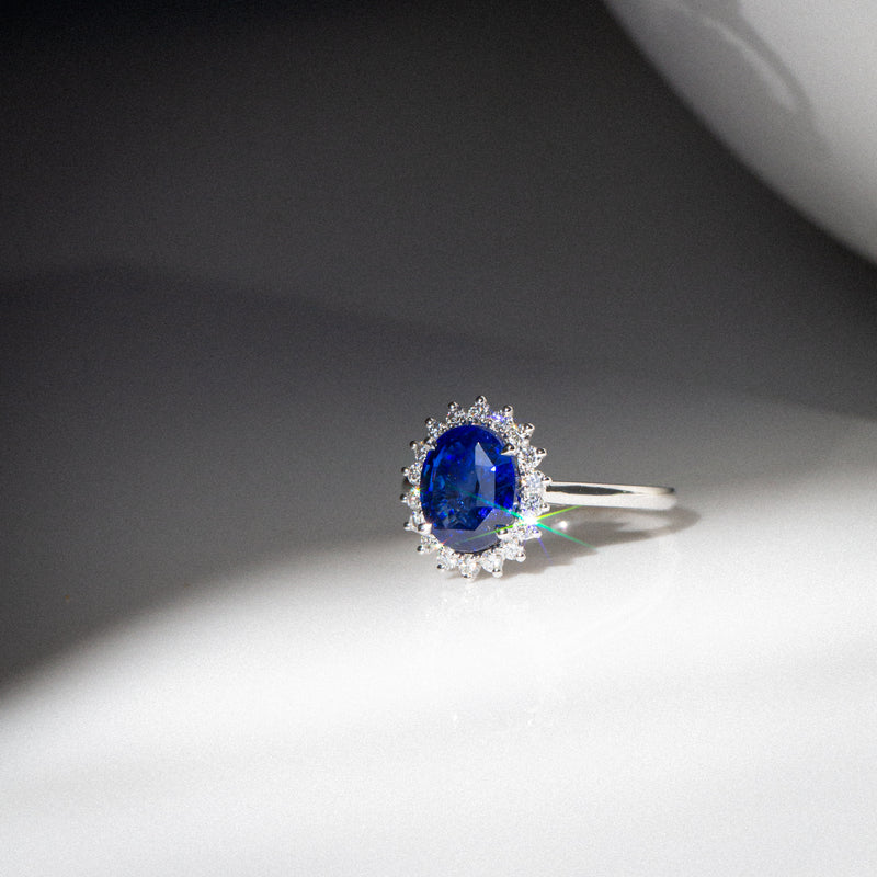 Princess Ring - Vivid Royal Blue 2.6Ct Ceylon Sapphire & Diamonds - tangent light