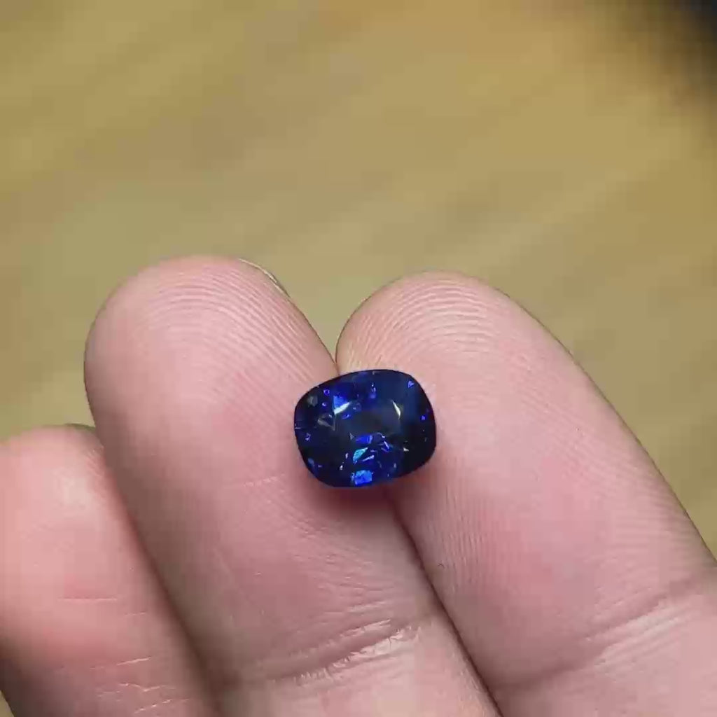White led light - horizontal - 3Ct Cushion Royal Blue